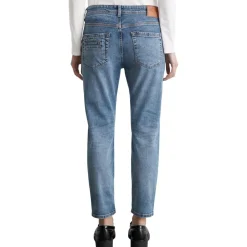 Jeans Model Theda boyfriend